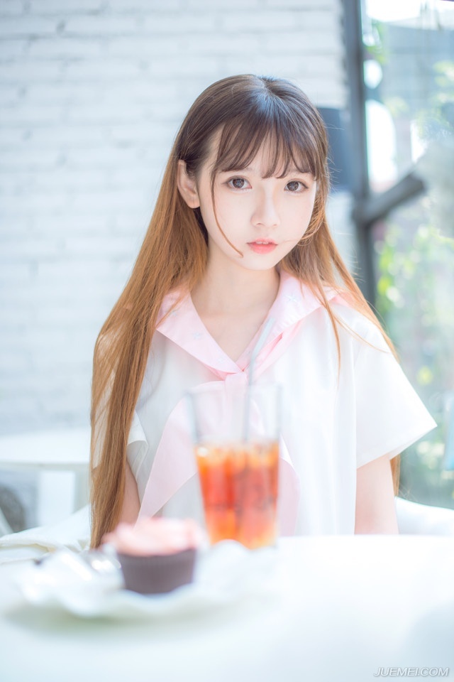 如果爱一个人，那么就会心甘情愿为他而改变。如果一个人在你面前我行素，置你不喜欢的行为而不顾，那么他就是不爱你。所以如果你不够关心他或是他不够关心你，那么你就不爱他或他不爱你。